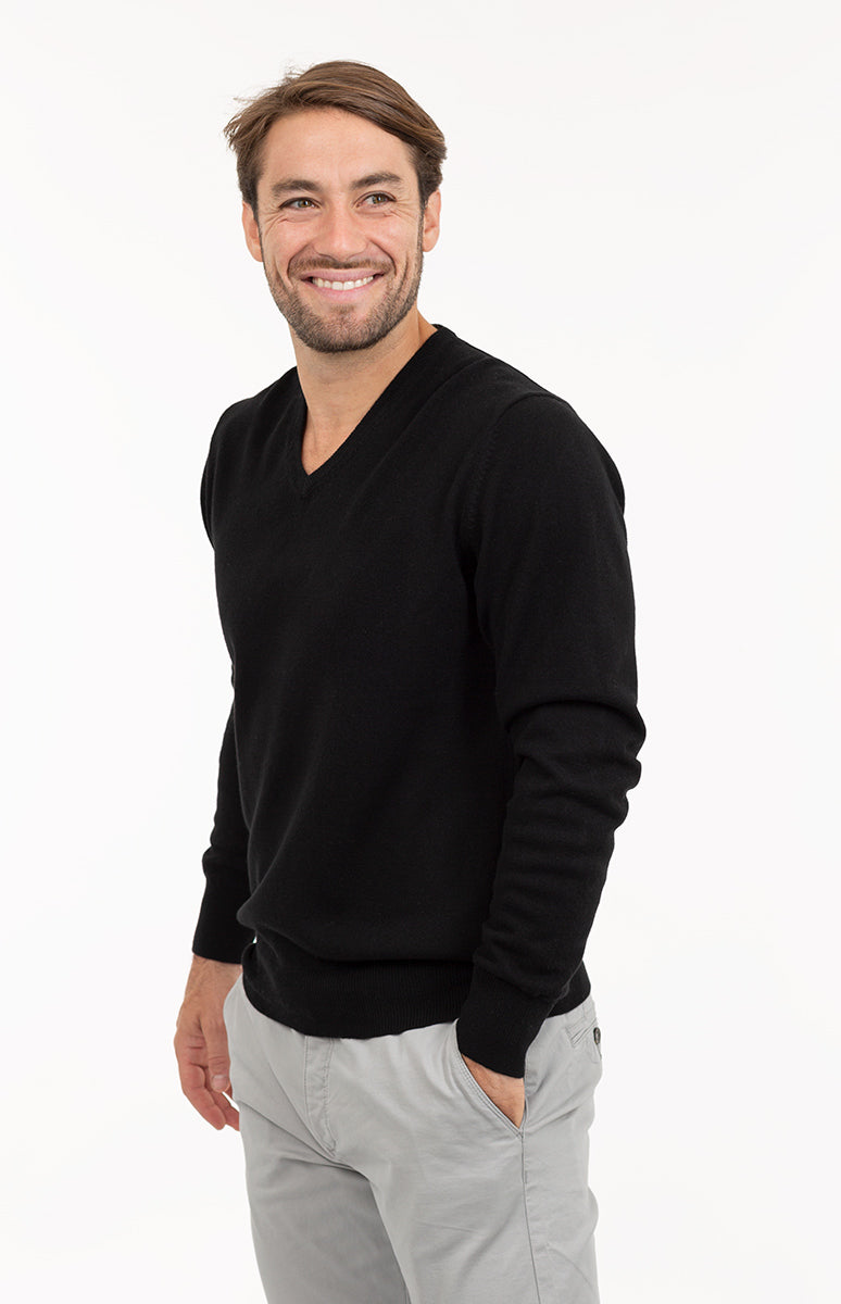 Maglione Oversize scollo a V, le star lo amano: costo e dupe Maglione Oversize scollo a V, le star lo amano: costo e dupe
